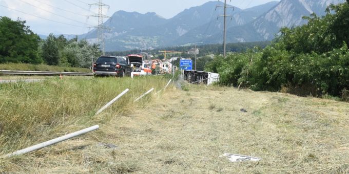 Chur GR: Wohnmobil durchschlägt Wildschutzzaun. Chur GR