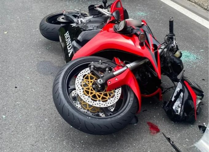 Der Motorradlenker zog sich leichte Verletzungen zu. Uri