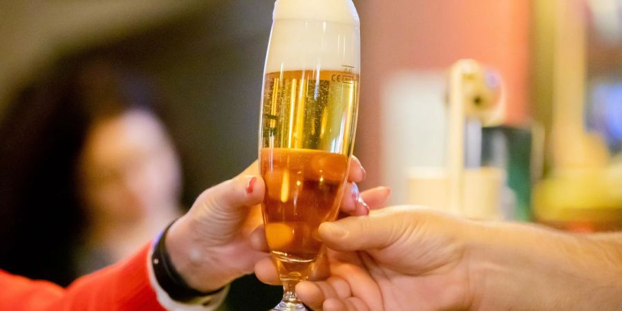 Hundert Milliliter Bier bitte: Mehr als ein winziges Bier pro Tag schadet laut einer neuen Studie Menschen unter 40 Jahren.