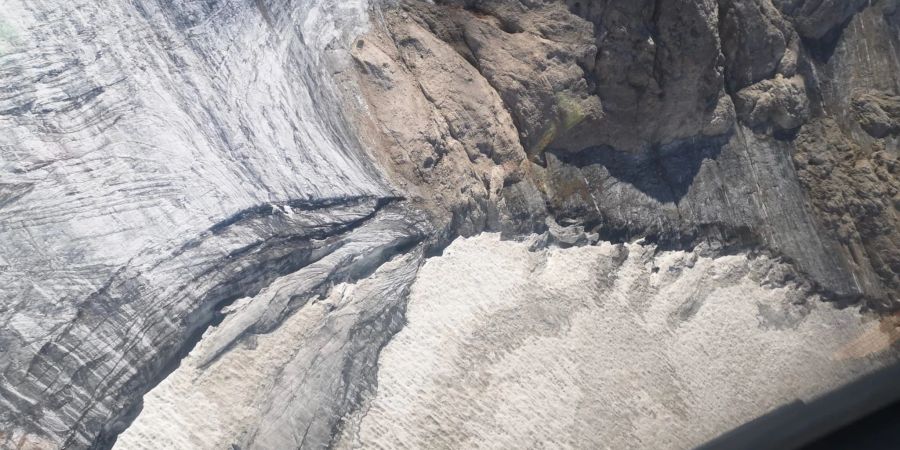 Die neue, 200 Meter lange und zwischen 25 und 35 Meter breite Spalte an der Marmolata in Norditalien, dem höchsten Berg der Dolomiten.