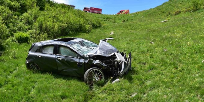 Autolenker stürzt einen steilen Abhang hinunter.