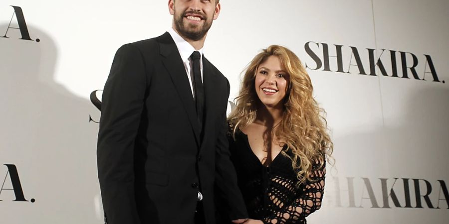 ARCHIV - Shakira (r), Sängerin aus Kolumbien, und Gerard Pique, Fussballspieler des FC Barcelona, lächeln bei der Präsentation ihres neuen Albums «Shakira». Kolumbiens Pop-Superstar Shakira («Waka Waka», «Hips Don't Lie») und der spanische Fussball-Weltmeister Gerard Piqué haben nach zwölf Jahren ihre Beziehung beendet. Foto: Manu Fernandez/AP/dpa