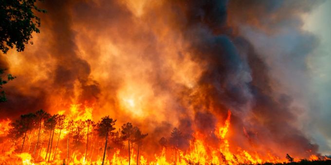 Starke Winde und heisses, trockenes Wetter erschweren die Bemühungen der französischen Feuerwehr, einen riesigen Waldbrand im Südwesten des Landes einzudämmen. Uncredited/Service Communication-Protocole SDIS 33/AP/dpa Waldbrände in Frankreich