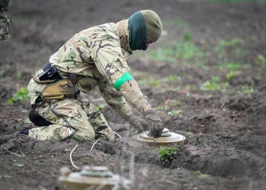 Russische Soldaten zwangen ukrainische Zivilisten, eine verminte Strasse zu betreten. (Archivbild)