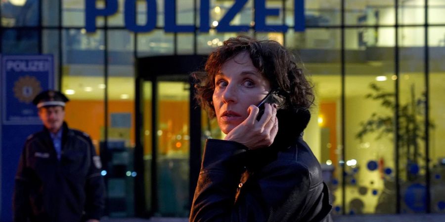 Nina Rubin (Meret Becker) in einer Szene des ARD-Krimis «Tatort - Das Mädchen, das allein nach Haus' geht».