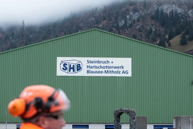 Die Firma Vigier steht im Verdacht wegen Lagerung von Material für die Wasserverunreinigung und das Fischsterben im weiter unten gelegenen Blausee verantwortlich zu sein. Vigier