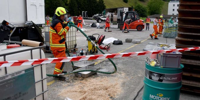 Ennetbürgen NW: Ausgelaufene Flüssigkeit löst Grossaufgebot aus Ennetbürgen NW: Ausgelaufene Flüssigkeit löst Grossaufgebot aus