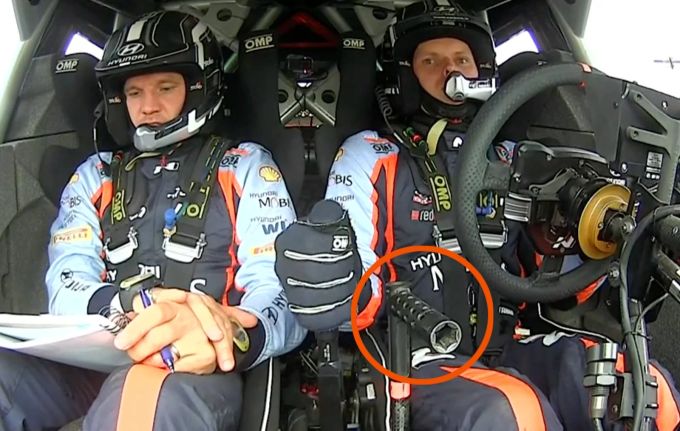 Hyundai-Pilot Ott Tänak muss bei der Rallye Safari mit einem notdürftigen Schalthebel auskommen. Ott Tänak Rallye Safari