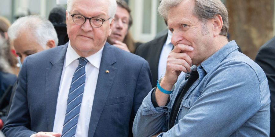 Bundespräsident Frank-Walter Steinmeier trifft bei seinem Besuch des Vereins «Armut und Gesundheit in Deutschland» in Mainz dessen Vorsitzenden, Gerhard Trabert (r).