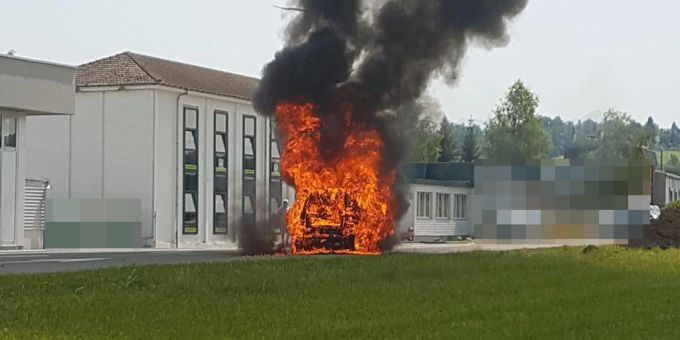 Arbon TG: Fahrzeug gerät während der Fahrt in Brand. Kantonspolizei Thurgau