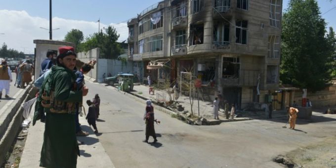 Taliban-Kämpfer bewachen nach dem Angriff den Tempel Taliban-Kämpfer bewachen nach dem Angriff den Tempel
