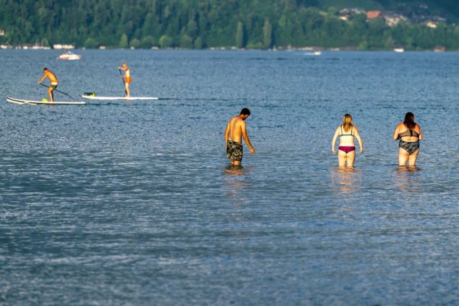 Ob mit Stand-Up-Paddle oder ohne: Heute sorgen Seen und Flüsse für die nötige Abkühlung.