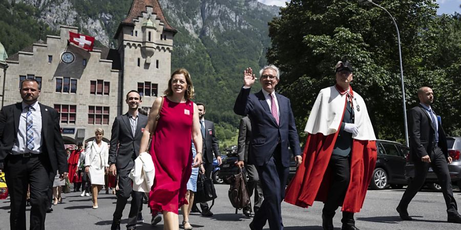 Ständeratspräsident Thomas Hefti (in der Mitte) lässt sich am offiziellen Empfang in seinem Heimatkanton Glarus feiern.