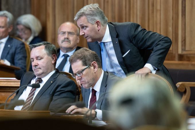 Die Ständeräte Werner Salzmann, SVP-BE, Marco Chiesa, SVP-TI, und Jakob Stark, SVP-TG, von links, diskutieren an der Sommersession der Eidgenössischen Räte, am Montag, 13. Juni 2022, in Bern. Ständerat