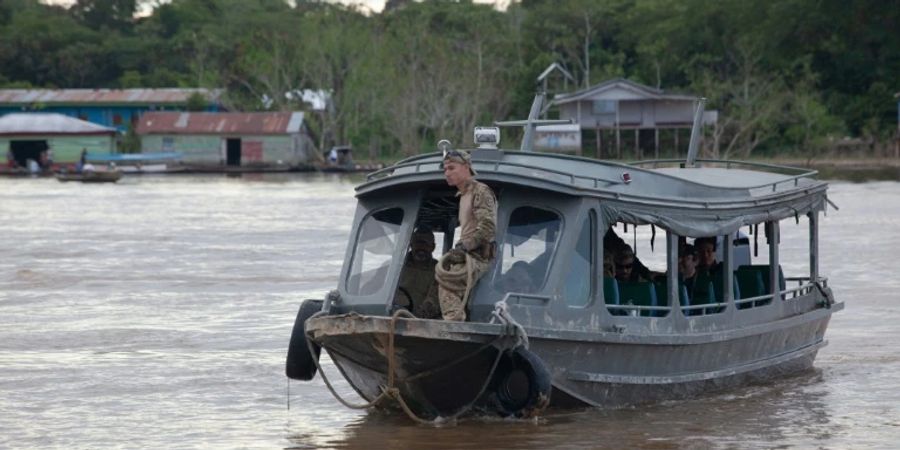 Brasilianische Polizisten auf dem Amazonas