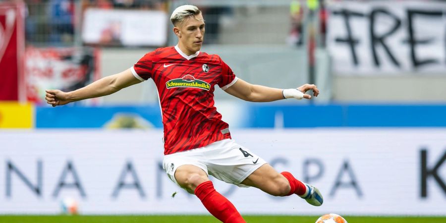 Wechselt vom SC Freiburg zu Borussia Dortmund: Nico Schlotterbeck in Aktion.