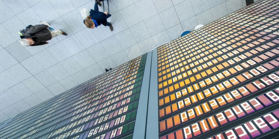 «Cancelled»: Im Fall einer Flug-Annullierung können Reisenden Ausgleichszahlungen zustehen.