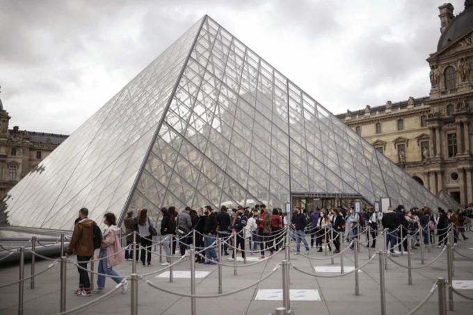 Der Louvre ist ein weltweit bekanntes Kunstmuseum in Paris. louvre