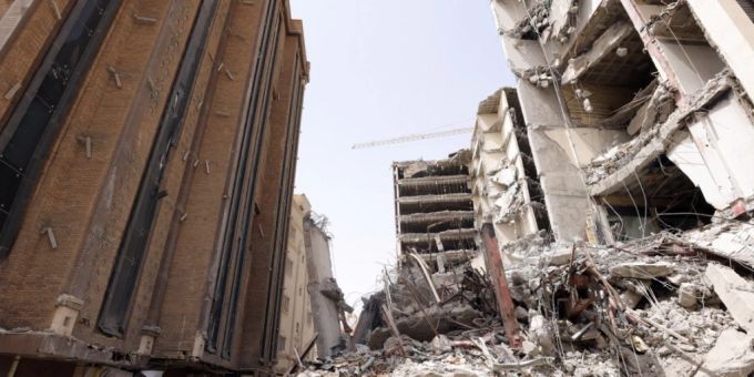 Nach dem Einsturz des Gebäudes in der südwestlichen Stadt Abadan in der iranischen Provinz Khuzestan steigt die Zahl der Toten auf 29. Foto: Iranian Senior VP Office/ZUMA Press Wire/dpa iran hochhaus
