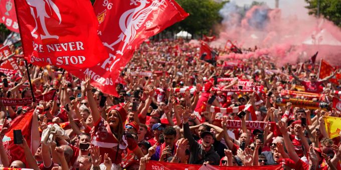 Tausende Liverpool-Anhänger feiern in einer Fanzone in Paris. Tausende Liverpool-Anhänger feiern in einer Fanzone in Paris.