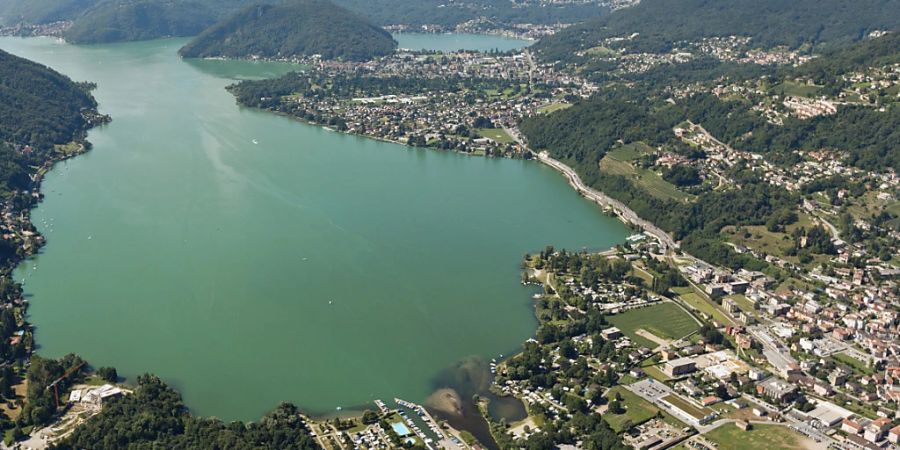 Die Orte Agno und Caslano (im Hintergrund in der Mitte) am Luganersee. (Archivbild)