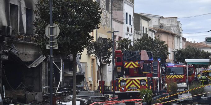 Die Feuerwehr löscht ein Mehrfamilienhaus in Südfrankreich, das durch eine Explosion in Brand geraten war. Die Feuerwehr löscht ein Mehrfamilienhaus in Südfrankreich, das durch eine Explosion in Brand geraten war.