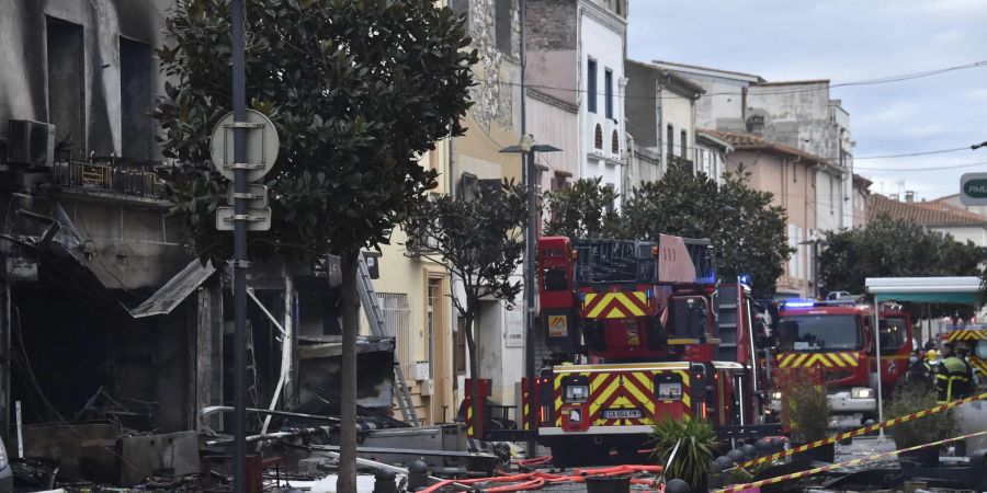 Die Feuerwehr löscht ein Mehrfamilienhaus in Südfrankreich, das durch eine Explosion in Brand geraten war.