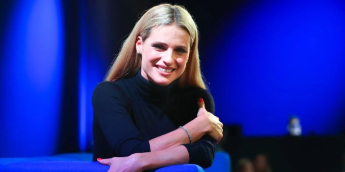 Braune Haare & Brille - Michelle Hunziker schockt Fans mit neuem Look