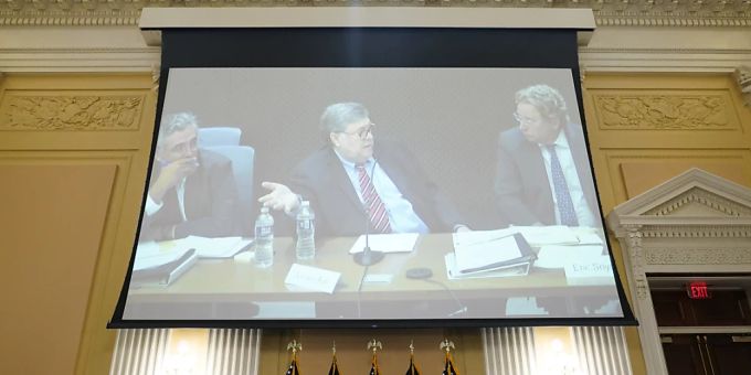 Ein Video, das den ehemaligen Generalstaatsanwalt William Barr während eines Interviews mit dem Sonderausschuss zeigt, wird während der ersten öffentlichen Anhörung des Sonderausschusses des Repräsentantenhauses, der den Angriff vom 06.01.2021 auf das US-Kapitol untersucht, im Kapitol gezeigt. Foto: Andrew Harnik/AP/dpa Ein Video, das den ehemaligen Generalstaatsanwalt William Barr während eines Interviews mit dem Sonderausschuss zeigt, wird während der ersten öffentlichen Anhörung des Sonderausschusses des Repräsentantenhauses, der den Angriff vom 06.01.2021 auf das US-Kapitol untersucht, im Kapitol gezeigt. Foto: Andrew Harnik/AP/dpa