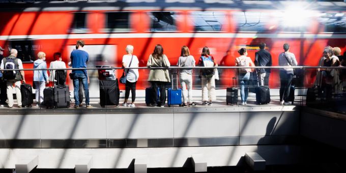 Fahrgäste warten am Berliner Hauptbahnhof auf die Einfahrt eines Regionalexpresses. Fahrgäste warten am Berliner Hauptbahnhof auf die Einfahrt eines Regionalexpresses.