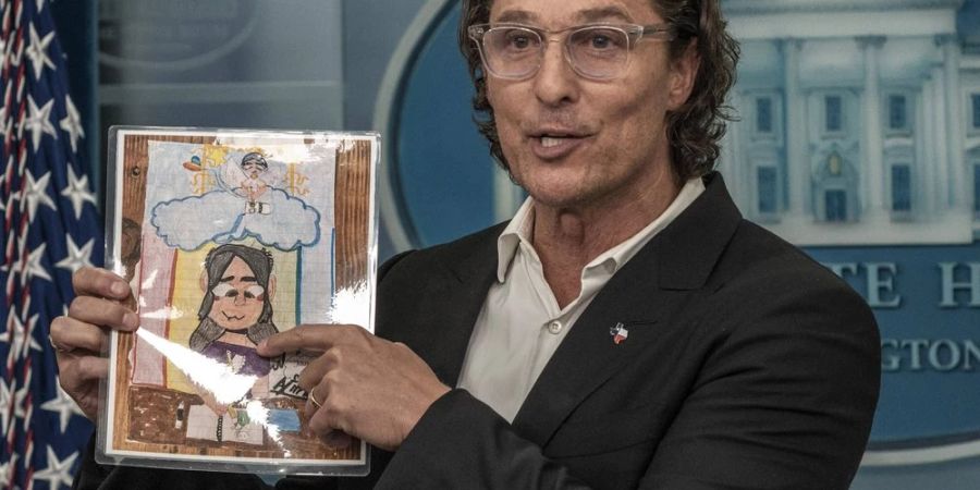 Matthew McConaughey zeigt ein Bild der zehnjährigen Alithia Ramirez, die bei dem Attentat in Uvalde ums Leben gekommen ist.