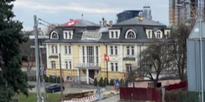 Bombardierungs-Gefahr - Schweizer Botschaft in Kiew entfernt Fahne