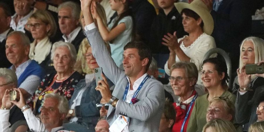 Fussball-Star Thomas Müller bejubelt seine Frau Lisa beim Pferdesport-Turnier in Aachen.