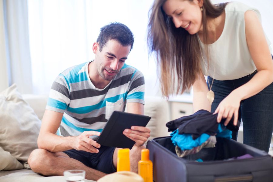 Koffer packen Mann Frau Kleidung