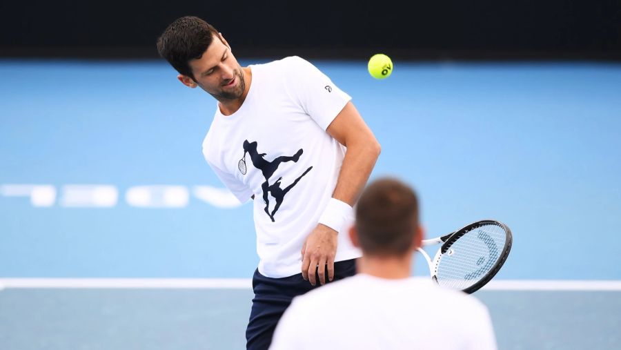 Der Serbe trainiert in Adelaide, wo er ab dem 2. Januar beim ATP-250-Turnier spielen wird.