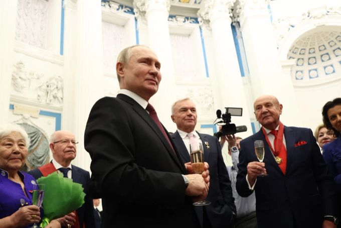 Wladimir Putin lässt sich von seinen Freunden feiern, während die russische Bevölkerung unter dem Ukraine-Krieg leidet. Ukraine Krieg