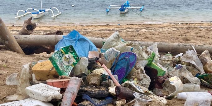 Im Oktober und November werden durch den Monsunregen und heftige Westwinde tonnenweise Abfälle aus dem Meer und von Schiffen an Balis Küsten gespült. Im Oktober und November werden durch den Monsunregen und heftige Westwinde tonnenweise Abfälle aus dem Meer und von Schiffen an Balis Küsten gespült.