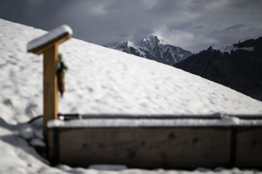 Am Wochenende schneit es entlang der Alpen weiter.