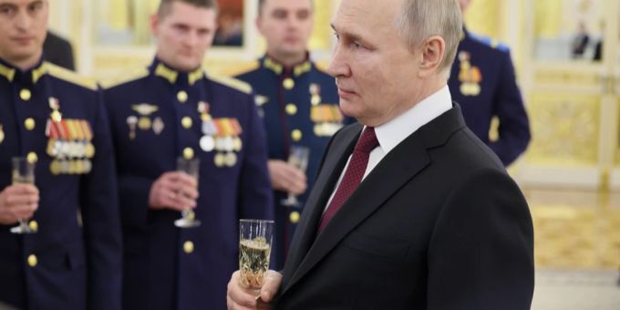 Kurioser Auftritt - Betrunken wirkender Putin verteidigt Angriffe