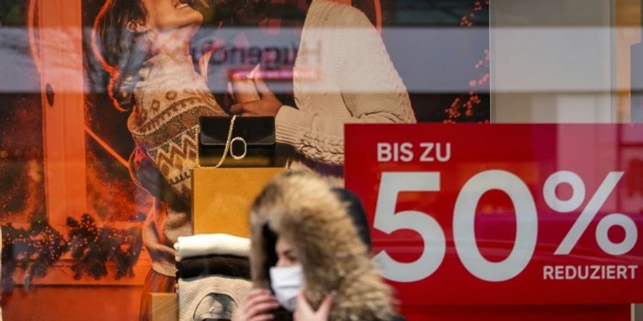Passantin vor einem Geschäft in Berlin