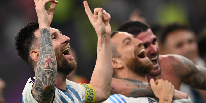Argentiniens Superstar Lionel Messi jubelt nach dem Sieg gegen Australien. lionel messi wm 2022