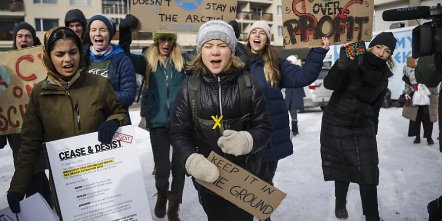 Am WEF 2023 ist es zu mehreren Zwischenfällen gekommen. Eine unbewilligte Demo mit der Klimaschutzaktivistin Greta Thunberg fand am Freitag statt. Am Dienstag drohten Unbekannte mit einer Bombe, die sich als inexistent herausstellte.