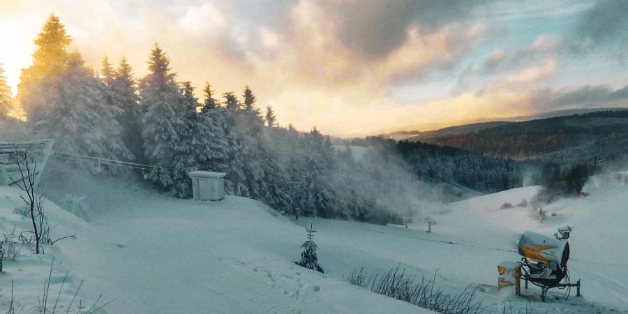 Liftbetreiber im Sauerland hoffen am kommenden Wochenende auf Schnee und Kälte. Dann könnte der Skibetrieb wieder losgehen.