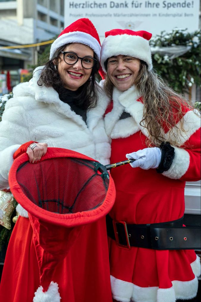 Karin (l) und Mary (r) von den Elelweiss Riders & Friends sammeln für einen guten Zweck.