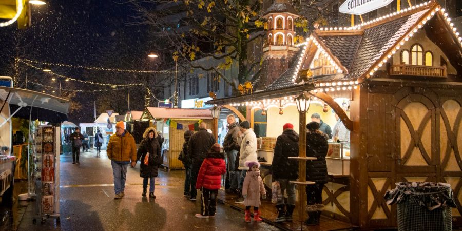 Verschneite Abendstimmung am Weihnachtsmarkt im Zentrum von Uster. - Stadt Uster