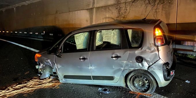 A14 / Cham ZG - Zwei Unfälle in der Blegikurve fordern Sachschaden