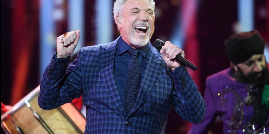 Tom Jones erholt sich nach seiner Hüft-OP.