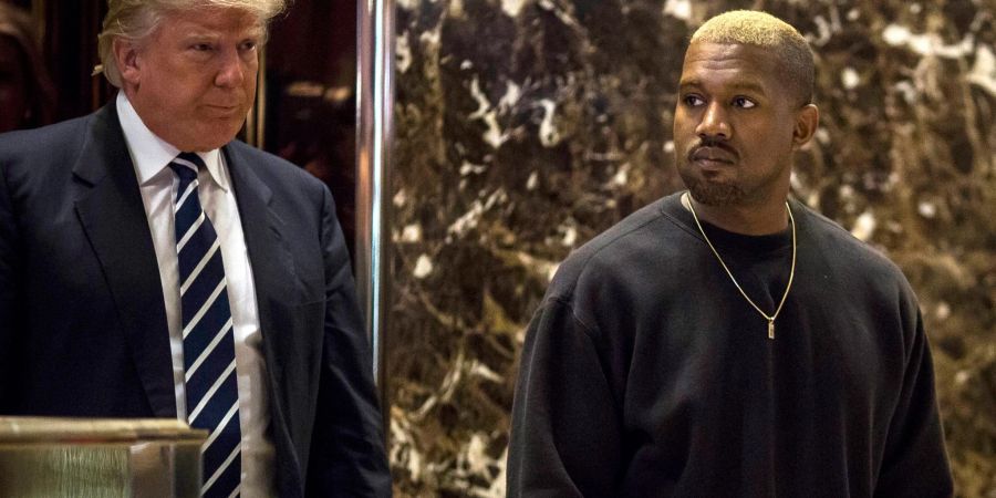 US-Präsident Donald Trump und US-Rapper Kanye West gehen im Trump Tower in Manhattan. (Archiv)