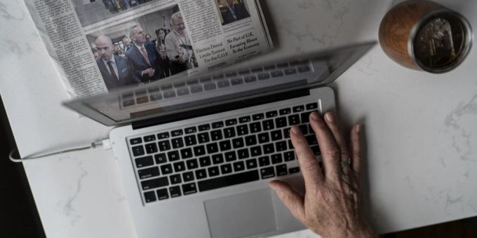 Die Frau soll bei der Zeiterfassung getrickst haben.