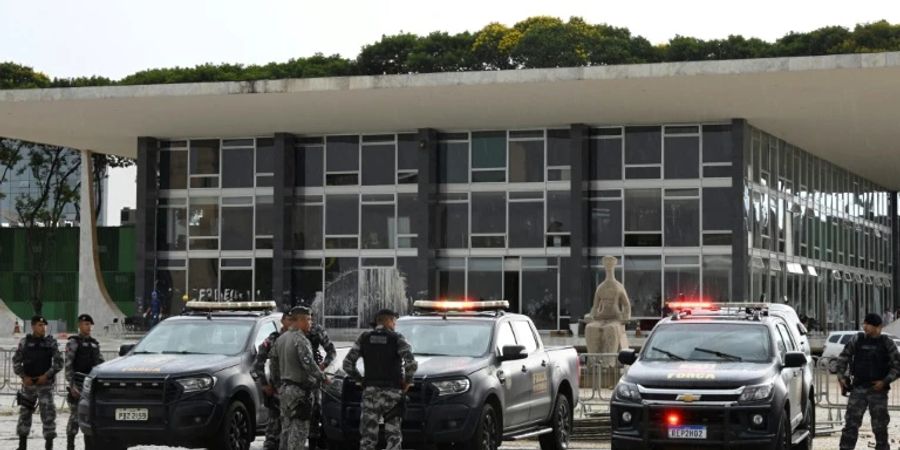 Sicherheitskräfte vor Regierungsgebäude in Brasília